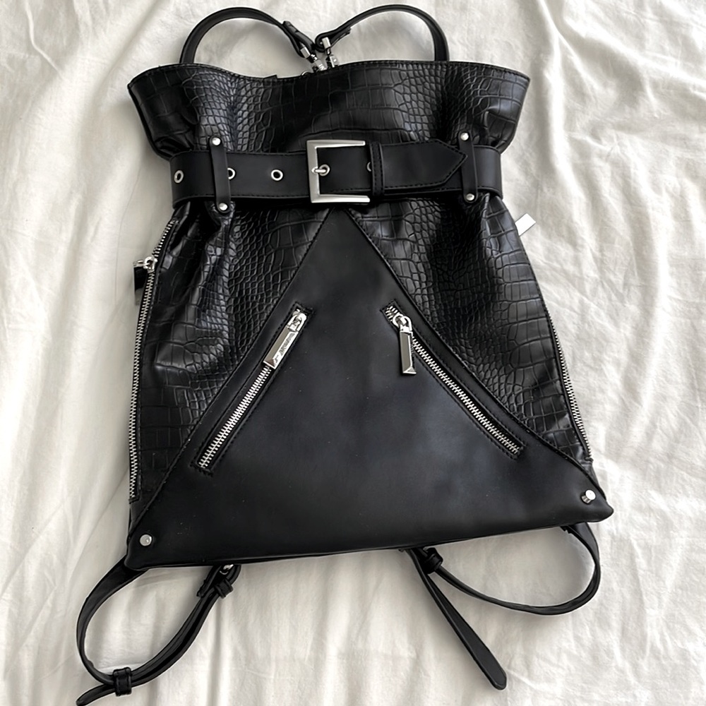 NWT💫 BLACK PLEATHER BACKPACK WITH BUCKLE